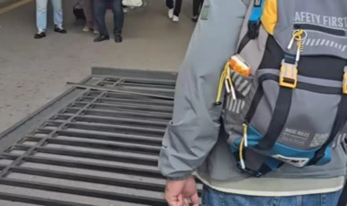 Güclü külək məktəbin darvazasını aşırdı - VİDEO