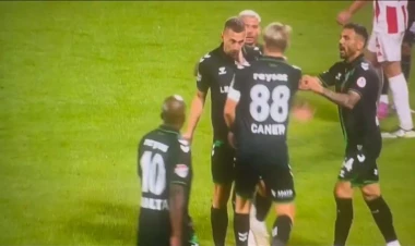 Məşhur futbolçu komanda yoldaşını döydü - VİDEO