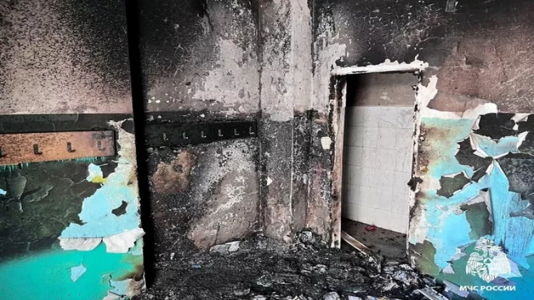 Şagirdin çantasındakı telefon partladı, məktəb yandı - FOTO