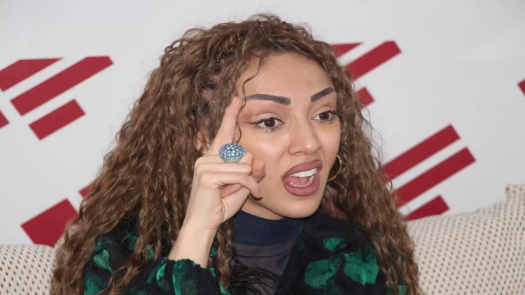 Müğənninin canlı yayımda halı PİSLƏŞDİ: təcili yardım gəldi - VİDEO