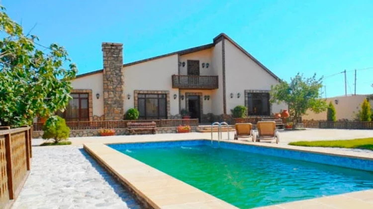 Azərbaycanlı müğənninin bağından 30 minlik qızılları oğurlandı