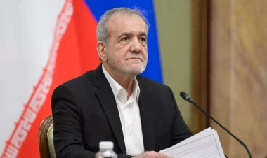 Pezeşkianın nümayəndə heyəti Kremldə namaz qıldı - VİDEO