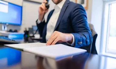 Qanunsuzluğa görə işdən çıxarılan direktorlara niyə yüksək vəzifə verilir? - AÇIQLAMA