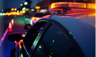 Bakıda avtomobil mağazaya çırpıldı - satıcılar ağır xəsarət aldı - FOTO