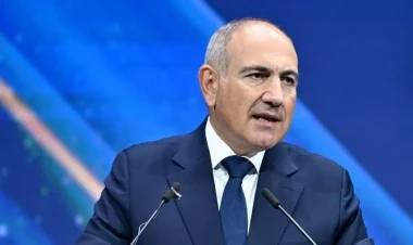 Çıxışı zamanı Paşinyanın halı pisləşdi - nitqi yarımçıq qaldı - VİDEO