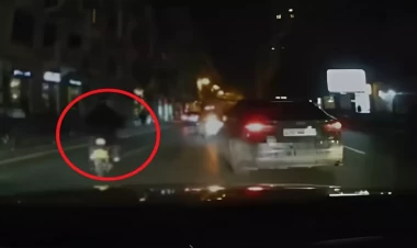 2 avtomobillə toqquşan moped sürücüsü qaçdı - VİDEO