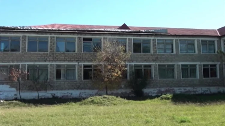 Bu məktəbdə dərslər dəhlizdə keçirilir - VİDEO