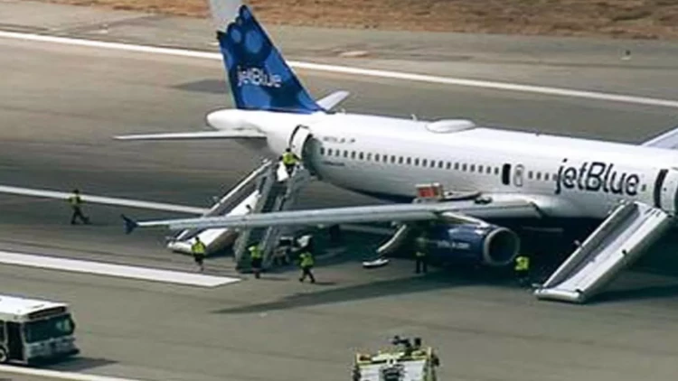 ABŞ-də təyyarə təcili eniş etdi - 15 yaralı var