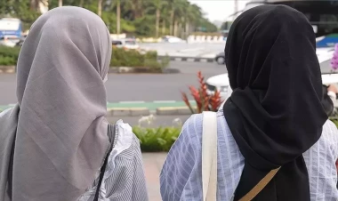 Əhalisinin 92 faizi müsəlmandır - Hicab qadağa edildi