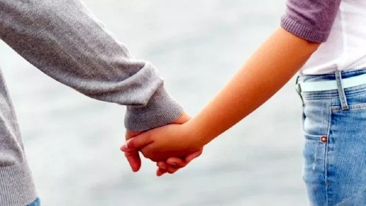 7 yaşından atalıq edən şəxsə qoşulub QAÇDI: anası ilə canlı efirdə belə üzləşdi - VİDEO