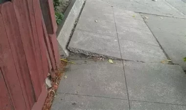 Nərimanovda küçədə səkilər bərbad gündədir - Küçəni bu vəziyyətə MTK salıb