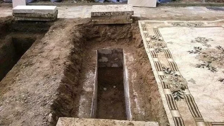 Gənc qız məzara uzanıb, VİDEO çəkdirdi