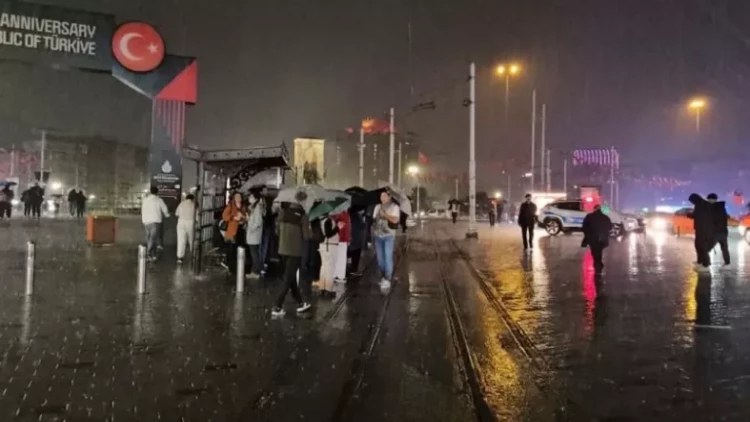 Zəlzələ və leysan eyni gecəyə təsadüf etdi: İstanbulda çətin anlar - FOTOlar