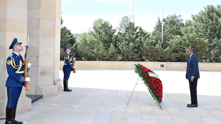 Ruanda Prezidenti Pol Kaqame Bakıda şəhidlərin xatirəsini anıb - FOTO