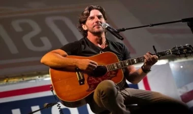 Amerikalı müğənni təyyarə qəzasında öldü - FOTO