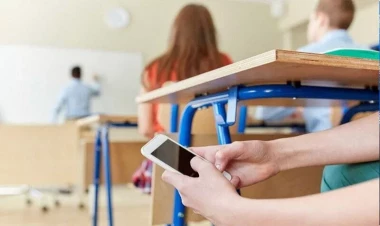 Şagird məktəbə telefonla gələ bilər – Bir şərtlə