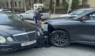 AMEA-nın həyətində zəncirvari qəza - FOTO