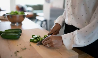Həkim xəbərdarlıq edir: Xiyarın çox istifadəsi şişkinliyə səbəb ola bilər