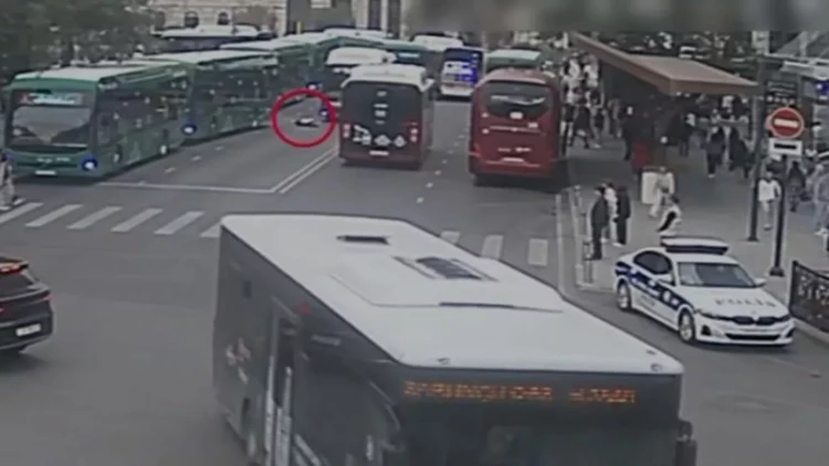 “28 May”da avtobusun qadını vurduğu hadisənin VİDEOsu