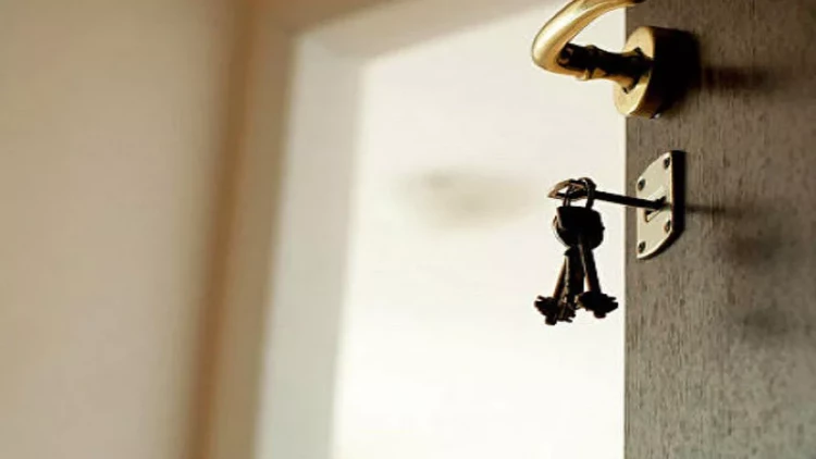 Sifariş təslim edən kuryer qadın müştərinin evinə girdi - ANBAAN VİDEO