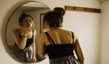 İnsanlar güzgüdə özlərinə baxmağı niyə bu qədər çox sevir? - Psixoloqlar AÇIQLADI