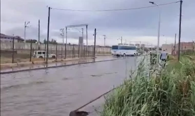 Sabunçuda yenə eyni mənzərə: yağışdan sonra küçələri su basdı - VİDEO