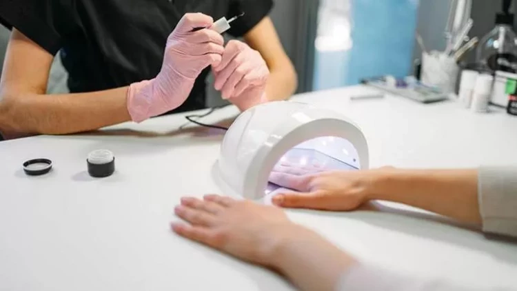 Gel dırnaqların bilinməyən fəsadları: Gözəllik yoxsa genetik zərər?