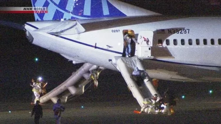 Yaponiyada təyyarə təcili eniş etdi - Yaralılar var