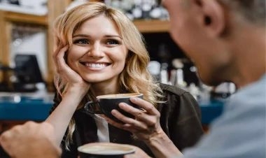 Bədənin bu hissəsi qadının yaşını göstərir