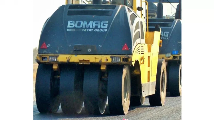 Asfalt çəkən texnika maşının üzərinə aşdı - FOTO