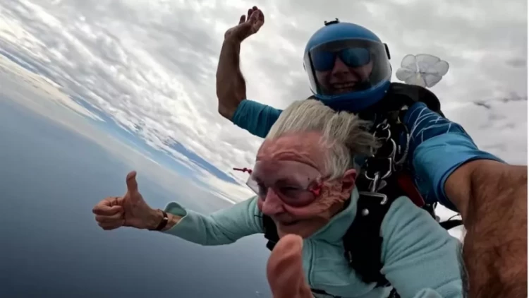 94 yaşını paraşütlə tullanaraq qeyd etdi - VİDEO