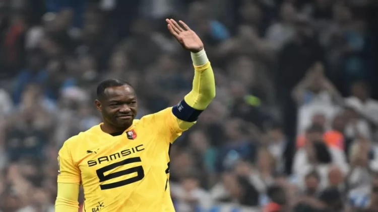 Məşhur qapıçı 40 yaşında futboldan getdi