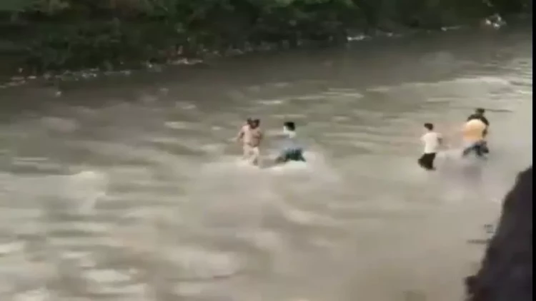 Nepalda etirazçılar maliyyə nazirini çayda döydü - VİDEO