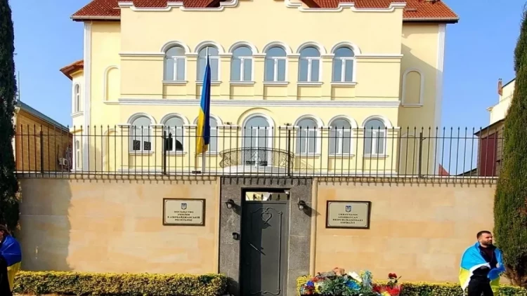 Ukraynanın Azərbaycandakı səfirliyində bayraqlar endirildi