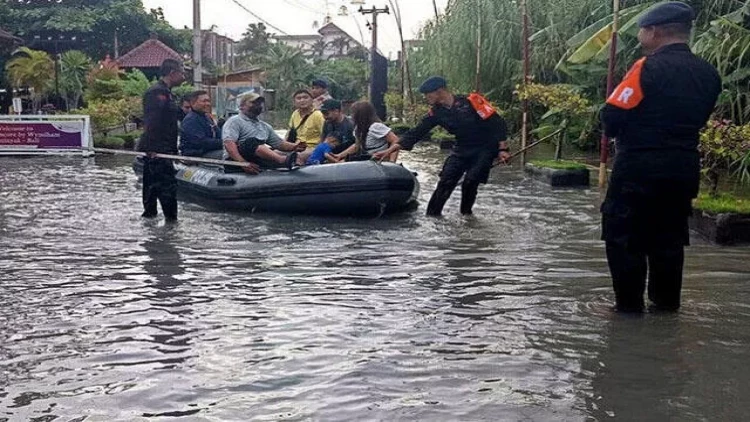 Torpaq sürüşməsi və daşqın Balidə həyatı iflic etdi - VİDEO