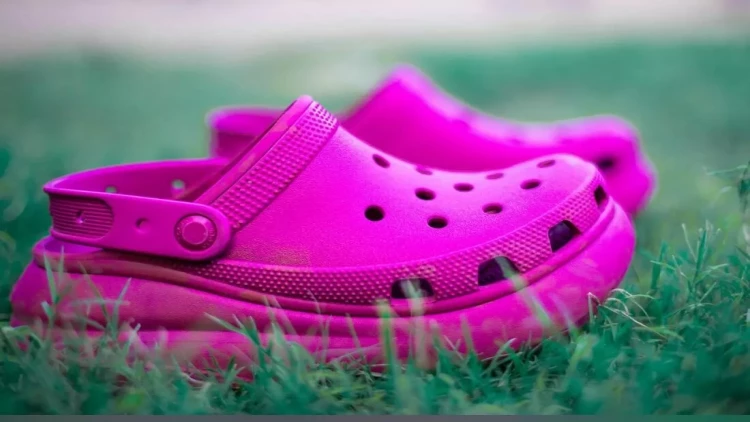 Rahat bilib geyindiyimiz kroksların təhlükəli fəsadları