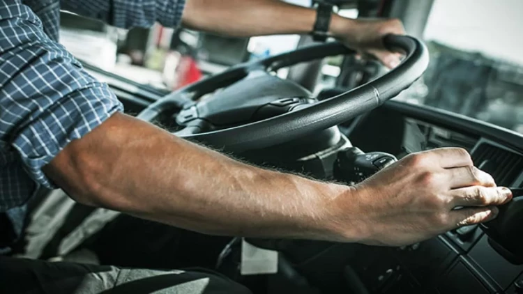 Ayağını pəncərədən çıxararaq maşın sürdü - tədbir görüldü - YENİLƏNİB - VİDEO