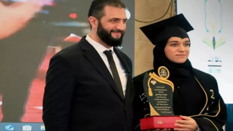 Suriya Prezidenti Əş-Şara diplomu həyat yoldaşına özü təqdim etdi