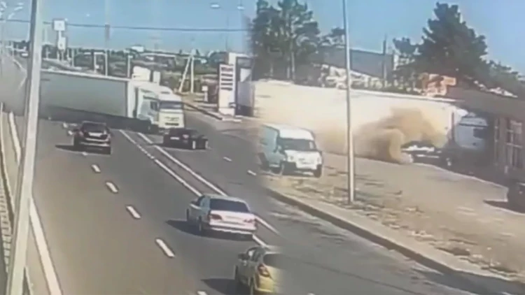 TIR magistralda əks yola çıxıb obyektə girdi - VİDEO