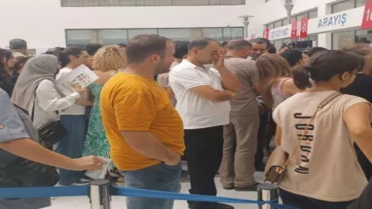 Abşeron Mərkəzi Xəstəxanasında sistem yenə çökdü, insanlar növbədə qalıb - FOTO