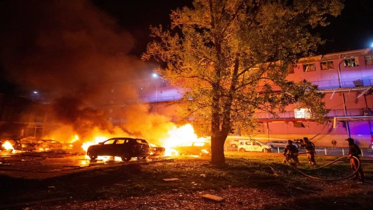 Rusiyanın PUA hücumu nəticəsində Kiyevdə hökumət binasında yanğın baş verib