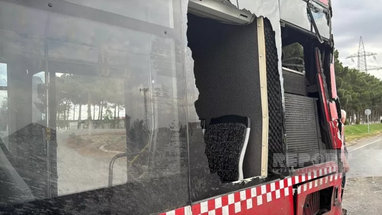 Daha bir yük maşını QƏZASI: avtobusla toqquşdu - yaralananlar var - FOTO