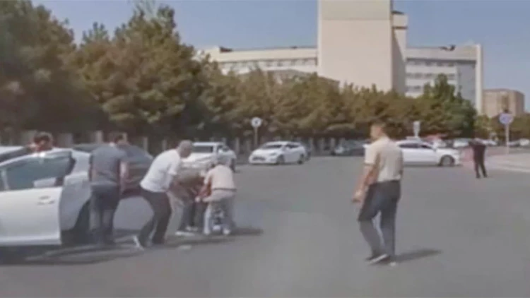 Maşınla vurulan qadın yolun ortasında qaldı, sürücünü döydü - VİDEO