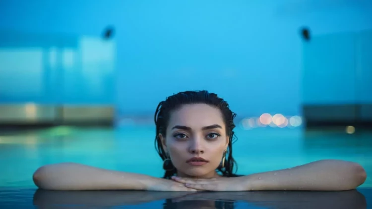 Aktrisa çimərlik FOTOları ilə gündəm oldu