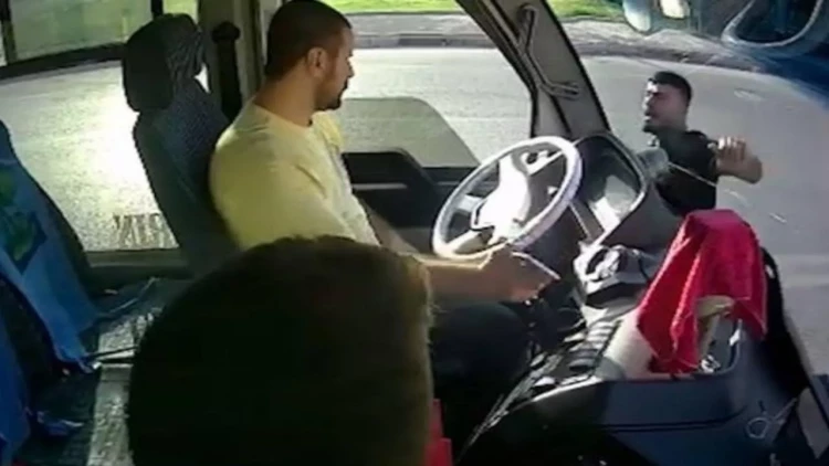 Avtobus sürücüsünü bıçaqladı - Anbaan görüntülər