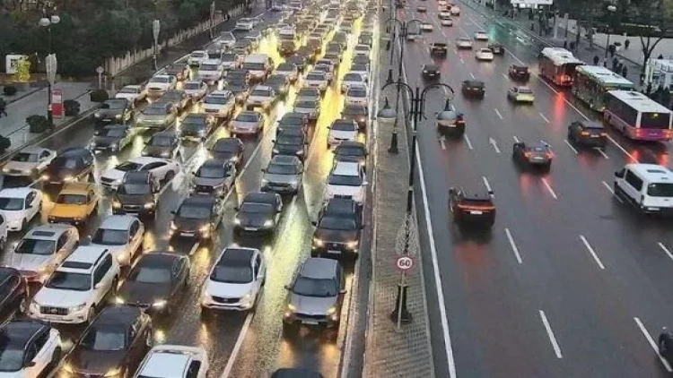 Bakıdakı tıxaclar iqtisadiyyata 2 milyard manatdan çox ziyan vurur