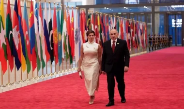 Paşinyan və xanımı zala Azərbaycan musiqisinin sədaları altında giriblər - VİDEO