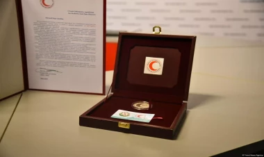 Qızıl Aypara Cəmiyyəti Trend İnformasiya Agentliyini yubiley medalı ilə təltif edib - FOTO