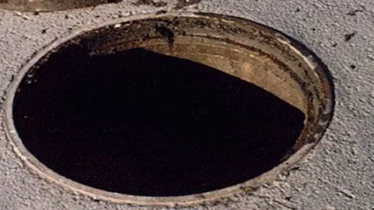 Bakıda məşhur parkda 2 yaşlı uşaq kanalizasiya quyusuna düşdü - FOTO