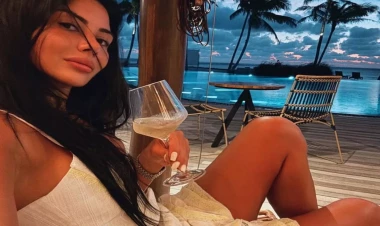 Aysel kürək və sinə dekolteli geyimi ilə DİQQƏT ÇƏKDİ - VİDEO